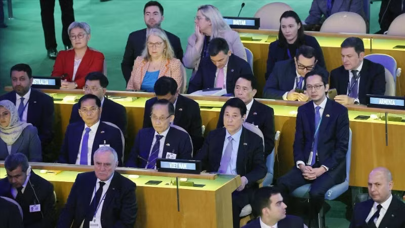 Chủ tịch nước Lương Cường cùng các thành viên đoàn Việt Nam tham dự Phiên họp cấp cao Kỷ niệm 80 năm thành lập Liên hợp quốc. (Ảnh: TTXVN) 