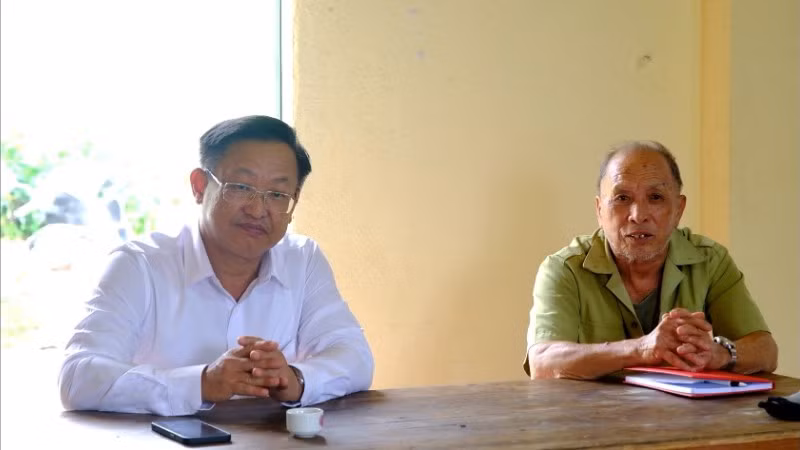 Đồng chí Giàng Seo Vần - Bí thư Đảng ủy xã Mường Khương (áo trắng) tiếp xúc cử tri.