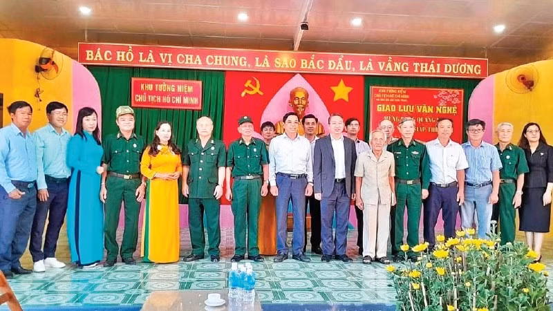 Cụ Bùi Xuân Phước (thứ sáu từ phải qua) với khách tham quan khu tưởng niệm. (Ảnh: gia đình cung cấp)