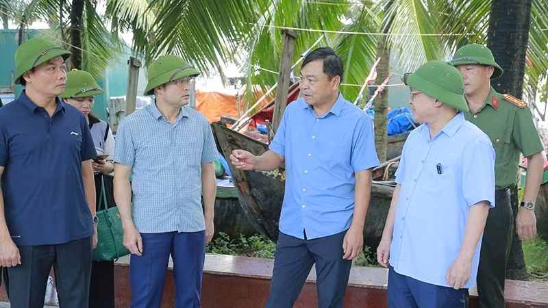 Thứ trưởng Nông nghiệp và Môi trường Nguyễn Hoàng Hiệp (thứ hai từ phải sang) kiểm tra và trao đổi với cán bộ ở Thanh Hóa về cơn bão số 5.