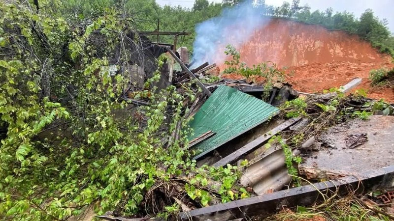 Ngôi nhà của chị Phạm Thị Thùy Trang bị đất đá, cây rừng vùi lấp. 