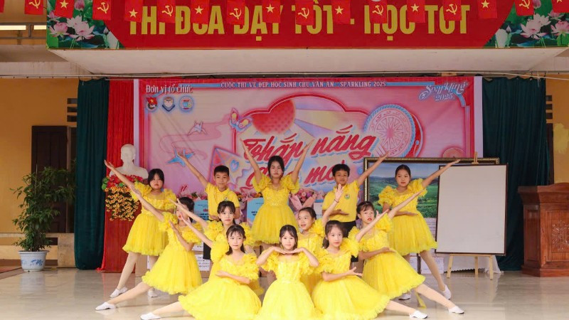 Tiết mục múa liên khúc của các em học sinh Trường tiểu học Đông Lĩnh biểu diễn.