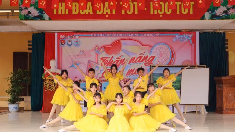 Tiết mục múa liên khúc của các em học sinh Trường tiểu học Đông Lĩnh biểu diễn.