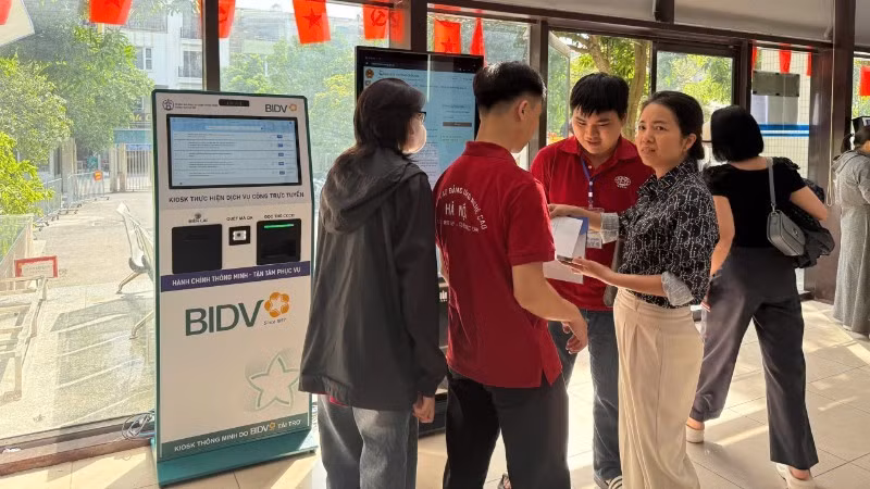 Người dân làm thủ tục hành chính tại Trung tâm Phục vụ hành chính công thành phố Hà Nội, chi nhánh số 7. 