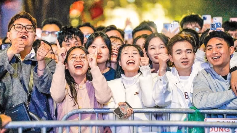 Niềm vui của người dân Hà Nội đón chào năm mới. (Ảnh: KHÁNH HÒA)