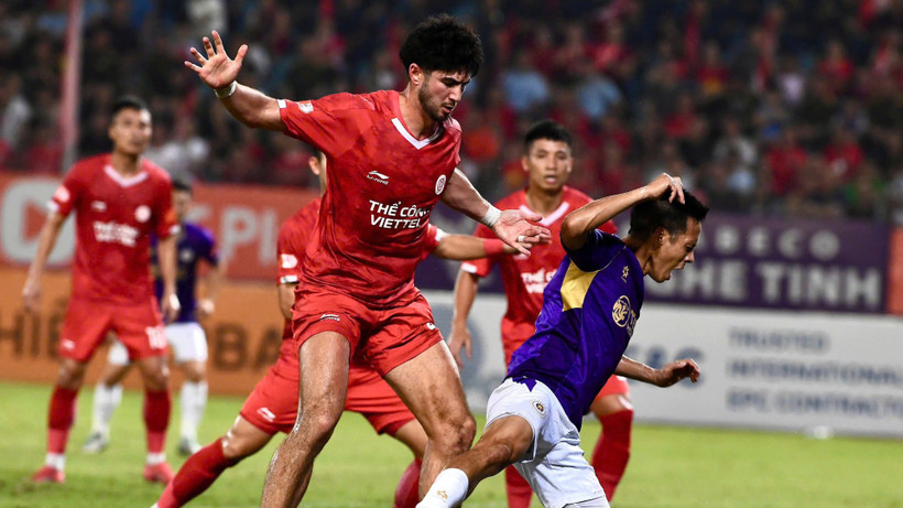 Hà Nội FC (áo tím) hòa Thể Công Viettel 1-1. (Ảnh: TRẦN HẢI)
