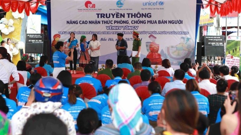 Trung tâm Phụ nữ và Phát triển (Hội Liên hiệp Phụ nữ Việt Nam phối hợp Ủy ban nhân dân huyện Bắc Hà (tỉnh Lào Cai) tổ chức hoạt động truyền thông về phòng, chống mua bán người tại phiên chợ vùng cao Bắc Hà. 