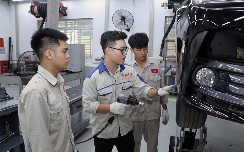 Trường cao đẳng Cơ điện Hà Nội kiểm tra tay nghề của người lao động trước khi sang làm việc tại Nhật Bản. (Ảnh: MINH THẮNG) 