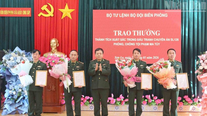 Thiếu tướng Nguyễn Văn Thiện, Phó Tư lệnh Bộ đội Biên phòng trao thưởng cho các tập thể trong Chuyên án SL126.