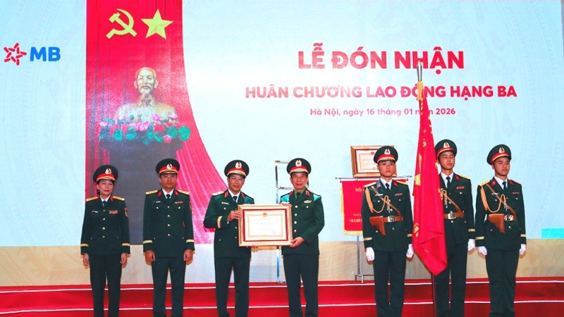 Đại tướng Phan Văn Giang trao Huân chương Lao động hạng Ba tặng MB. (Ảnh: mod.gov.vn)