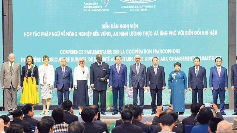 Chủ tịch Quốc hội Trần Thanh Mẫn cùng các Trưởng đoàn và đại biểu quốc tế tại khai mạc Diễn đàn Nghị viện Hợp tác Pháp ngữ về nông nghiệp bền vững, an ninh lương thực và ứng phó với biến đổi khí hậu. (Ảnh: ĐĂNG ANH)