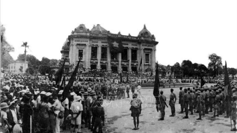 Những ngày Tháng Tám sôi sục ở Thủ đô Hà Nội. Cách mạng Tháng Tám mở ra một thời đại mới ở Việt Nam, thời đại nhân dân Việt Nam làm chủ đất nước, làm chủ vận mệnh của chính mình. (Ánh: TTXVN)