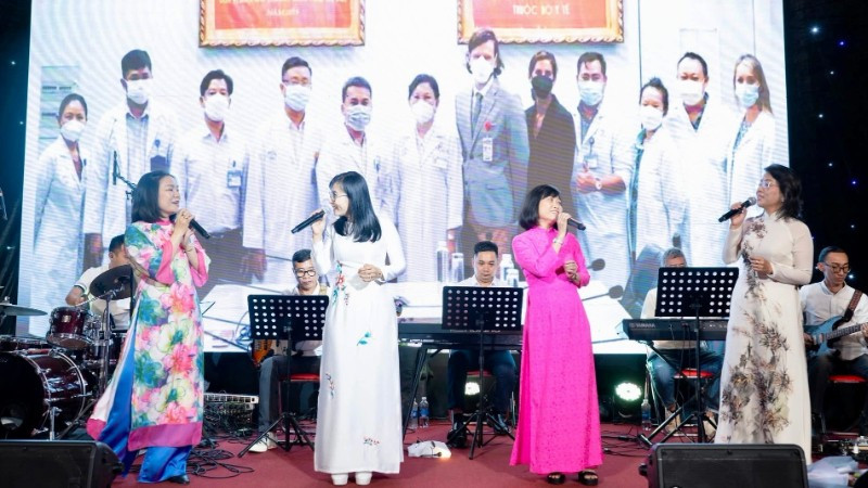 Một tiết mục biểu diễn trong đêm nhạc thiện nguyện "Blouse Trắng", ấm áp tình xuân.