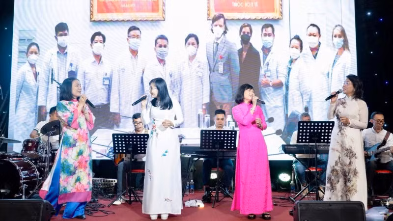 Một tiết mục biểu diễn trong đêm nhạc thiện nguyện "Blouse Trắng", ấm áp tình xuân.