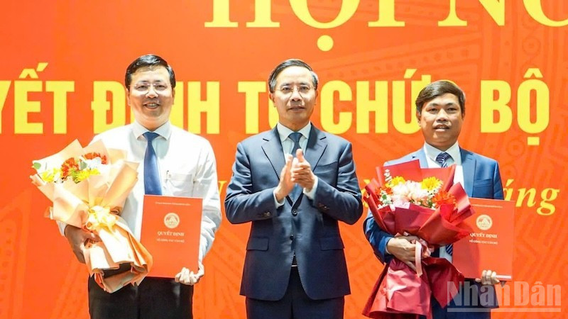 Chủ tịch Ủy ban nhân dân thành phố Đà Nẵng Phạm Đức Ấn trao các quyết định bổ nhiệm ông Nguyễn Minh Huy và ông Nguyễn Văn Thường. 