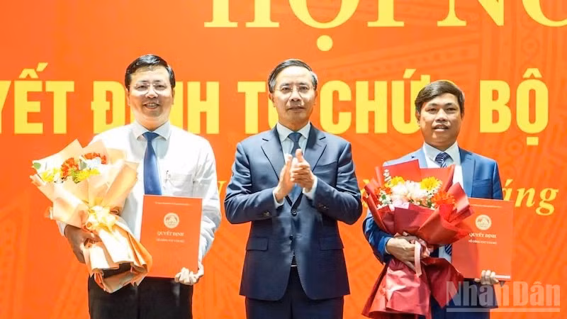 Chủ tịch Ủy ban nhân dân thành phố Đà Nẵng Phạm Đức Ấn trao các quyết định bổ nhiệm ông Nguyễn Minh Huy và ông Nguyễn Văn Thường. 