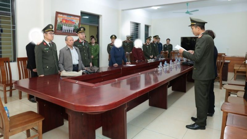 Cơ quan An ninh điều tra Công an tỉnh Hưng Yên đọc quyết định khởi tố vụ án hình sự, khởi tố bị can, lệnh khám xét chỗ ở, lệnh bắt bị can để tạm giam đối với Vũ Như Anh.