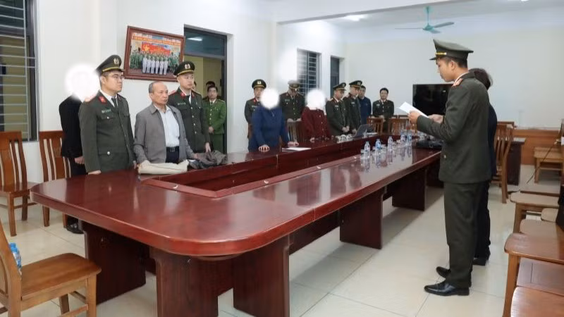 Cơ quan An ninh điều tra Công an tỉnh Hưng Yên đọc quyết định khởi tố vụ án hình sự, khởi tố bị can, lệnh khám xét chỗ ở, lệnh bắt bị can để tạm giam đối với Vũ Như Anh.