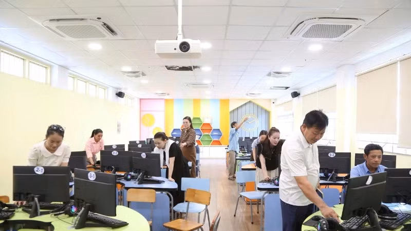 Các giáo viên Trường tiểu học Kỳ Phương (phường Hoành Sơn, tỉnh Hà Tĩnh) rà soát, sửa sang cơ sở vật chất chuẩn bị năm học mới.