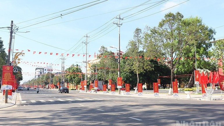 Các tuyến phố chính tại trung tâm tỉnh lỵ Quảng Ngãi rợp cờ hoa chào mừng Đại hội đại biểu Đảng bộ tỉnh Quảng Ngãi lần thứ nhất, nhiệm kỳ 2025-2030. 