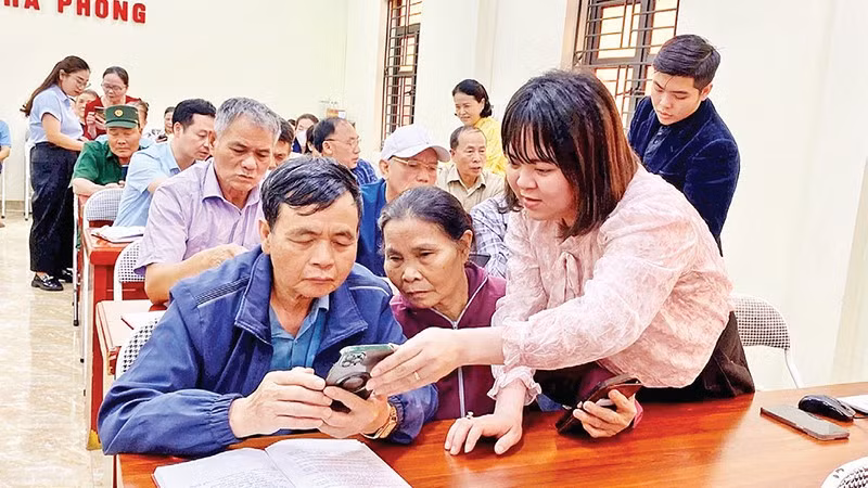 Phường Hà Tu, tỉnh Quảng Ninh tổ chức lớp “Bình dân học vụ số” hướng dẫn công nghệ cho người dân. 