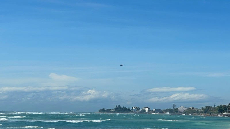 Trực thăng của Sư đoàn 372, Quân chủng Phòng không-Không quân tổ chức tìm kiếm 3 người mất tích trên vùng biển đặc khu Lý Sơn.