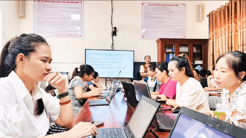 Tập huấn chuyên môn đầu năm học mới cho giáo viên Trường tiểu học Nghĩa Hòa (Bắc Ninh). (Ảnh NGUYỄN THƯƠNG)