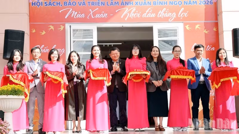 Đại biểu thực hiện nghi thức khai mạc Hội sách, báo và triển lãm ảnh Xuân Bính Ngọ năm 2026.