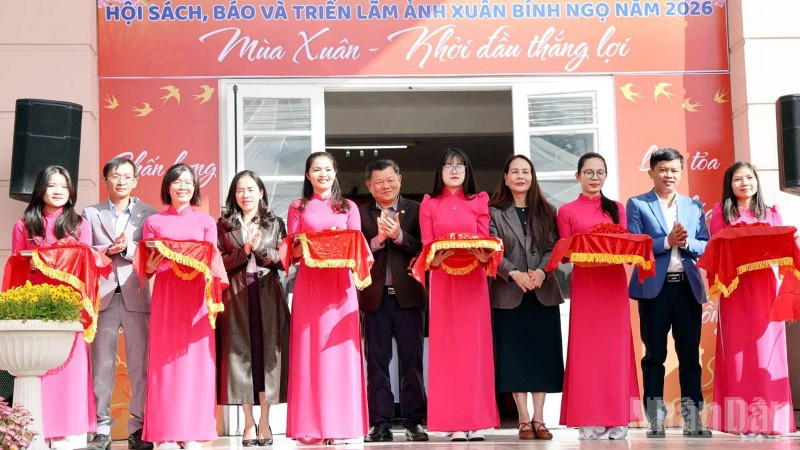 Đại biểu thực hiện nghi thức khai mạc Hội sách, báo và triển lãm ảnh Xuân Bính Ngọ năm 2026.