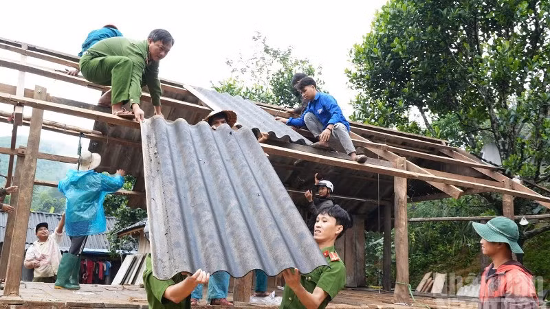 Công an xã Ba Tô (tỉnh Quảng Ngãi) giúp người dân xóa nhà tạm, nhà dột nát.