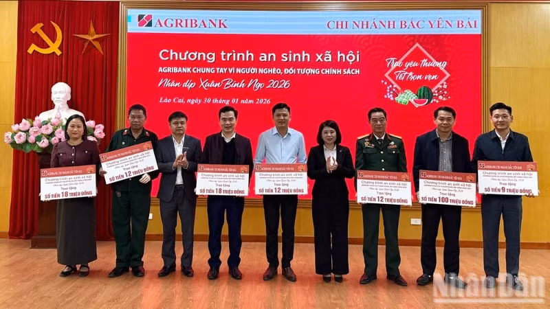 Trao hỗ trợ cho các tổ chức xã hội trên địa bàn. (Ảnh : THANH SƠN)