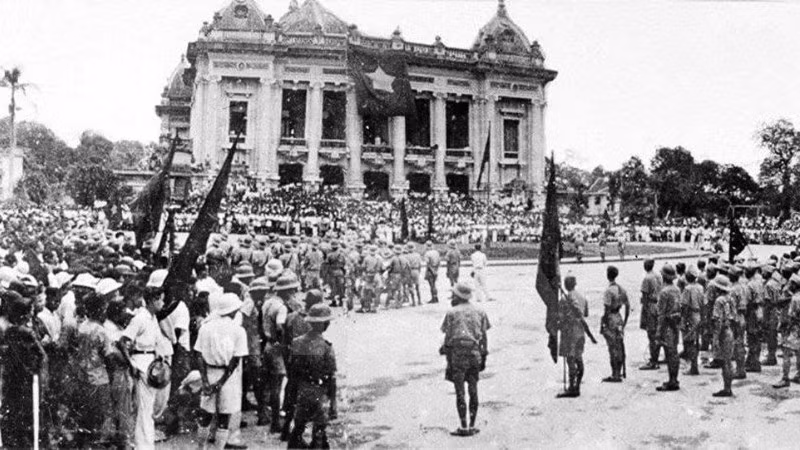 Mít-tinh Tổng khởi nghĩa tại Quảng trường Nhà hát Lớn, 19/8/1945. (Ảnh: VŨ NĂNG AN)