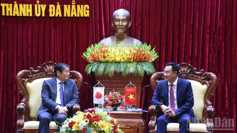 Đồng chí Lê Ngọc Quang, Ủy viên Trung ương Đảng, Bí thư Thành ủy Đà Nẵng có buổi tiếp Đại sứ Nhật Bản tại Việt Nam Ito Naoki. (Ảnh: ANH ĐÀO)