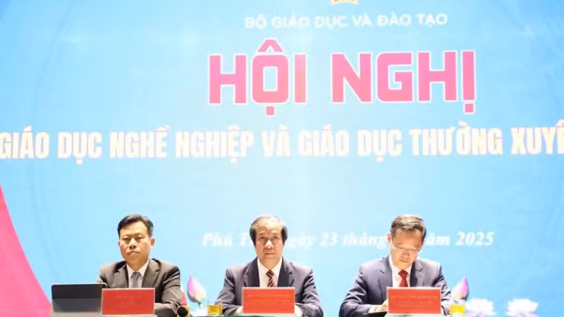 Các đồng chí lãnh đạo Bộ chủ trì hội nghị.