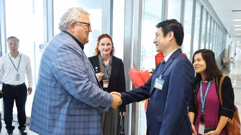 Thứ trưởng Ngoại giao Lê Anh Tuấn đón Chủ tịch Quốc hội New Zealand Gerry Brownlee tại sân bay quốc tế Nội Bài. (Ảnh: Minh Đức/TTXVN)