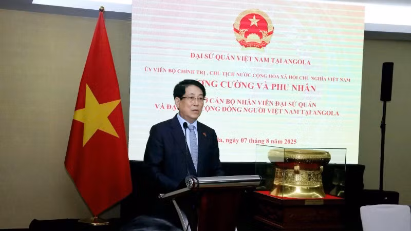 Chủ tịch nước Lương Cường phát biểu tại buổi gặp gỡ cán bộ, nhân viên Đại sứ quán và cộng đồng người Việt Nam tại Angola.