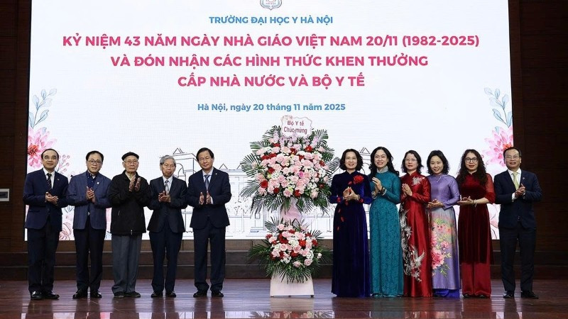 Thứ trưởng Y tế Nguyễn Thị Liên Hương chúc mừng các thầy giáo, nhà khoa học Trường đại học Y Hà Nội.