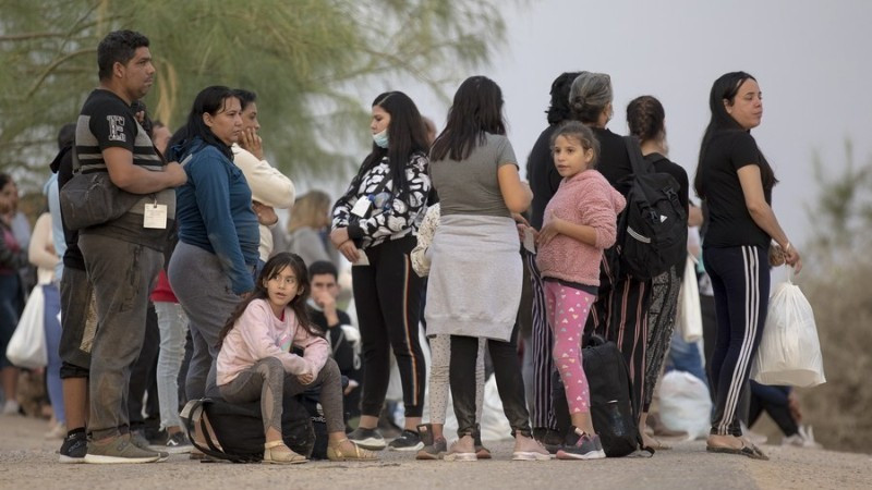 Những người di cư xin tị nạn chờ lên xe buýt tại một trạm kiểm soát ở Eagle Pass, bang Texas, Mỹ, ngày 10/10/2022. (Ảnh: Xinhua) 