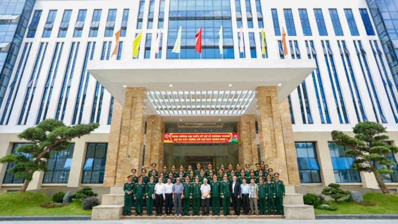 Đại biểu chụp ảnh lưu niệm tại Sở Chỉ huy Quân khu 7. 