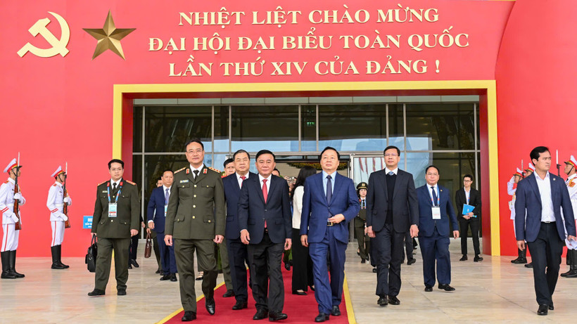 Thường trực Ban Bí thư Trần Cẩm Tú và các đại biểu kiểm tra tại Trung tâm Hội nghị quốc gia. (Ảnh: DUY LINH)