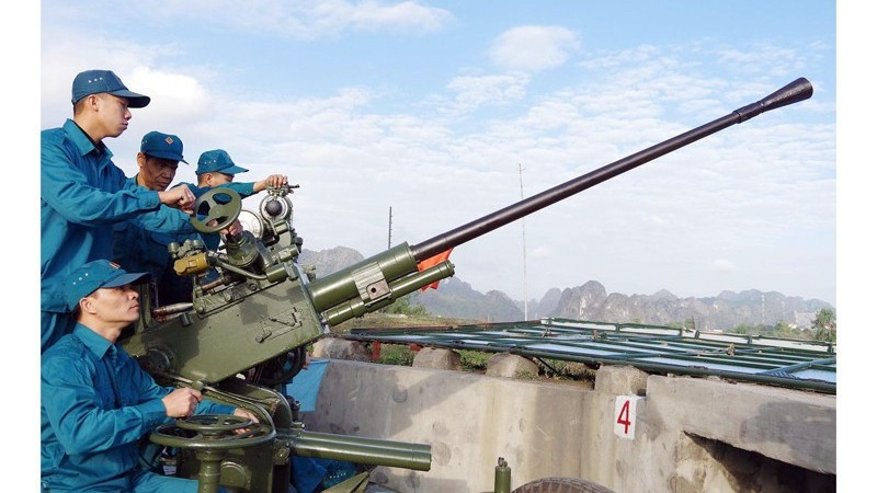 Khẩu đội pháo phòng không tự vệ Công ty Tuyển than Hòn Gai Vinacomin (Bộ Chỉ huy quân sự tỉnh Quảng Ninh) luyện tập phương án chiến đấu. 