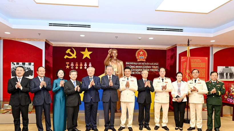 Tổng Bí thư Tô Lâm cùng các đại biểu dự Lễ kỷ niệm 65 năm Ngày truyền thống ngành kiểm sát nhân dân (26/7/1960-26/7/2025), đón nhận danh hiệu Anh hùng Lao động và Đại hội thi đua yêu nước ngành kiểm sát nhân dân lần thứ VII. (Ảnh: ĐĂNG KHOA)