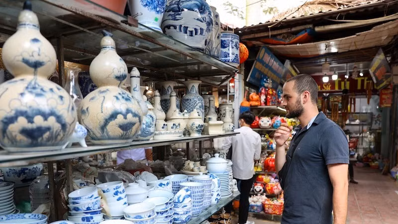 Khách du lịch nước ngoài tham quan làng gốm Bát Tràng (Hà Nội). (Ảnh: Đăng Anh) 