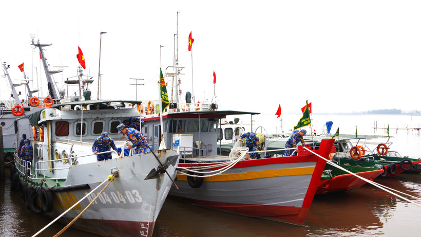 Cán bộ chiến sĩ Hải đội 2 Ban Chỉ huy Bộ đội Biên phòng tỉnh Ninh Bình sẵn sàng, phương tiện, lực lượng, tàu thuyền chống bão, ứng cứu khi có tình huống xảy ra.