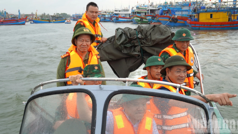 Bí thư Tỉnh ủy Quảng Trị Lê Ngọc Quang kiểm tra khu neo đậu tàu thuyền Nam Cửa Việt.