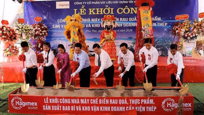 Đại diện Lãnh đạo tỉnh Phú Thọ và Công ty Cổ phần vật liệu xây dựng Tây Hà Nội cùng địa phương tại lễ khởi công xây dựng nhà máy.