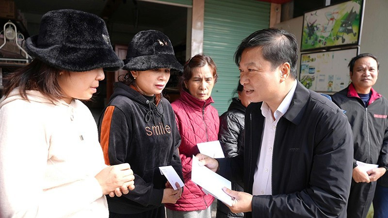 Chủ tịch Ủy ban nhân dân tỉnh Quảng Trị Lê Hồng Vinh thăm, tặng quà 12 hộ dân ở xã Khe Sanh bị ảnh hưởng do thiên tai gây sạt lở đất.