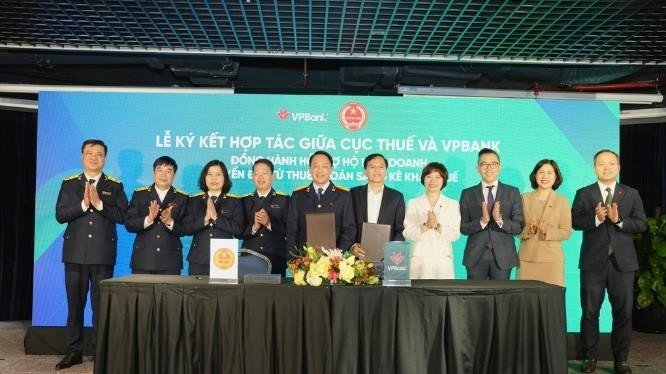 Lễ ký kết tổ chức đồng thời tại Hà Nội và Thành phố Hồ Chí Minh, kết nối tới điểm cầu VPBank tại 32 tỉnh, thành phố.