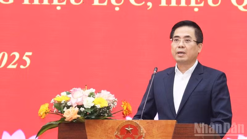 Đồng chí Nguyễn Hoàng Giang, Phó Bí thư Tỉnh ủy, Bí thư Đảng ủy, Chủ tịch Ủy ban nhân dân tỉnh Quảng Ngãi phát biểu kết luận hội nghị.