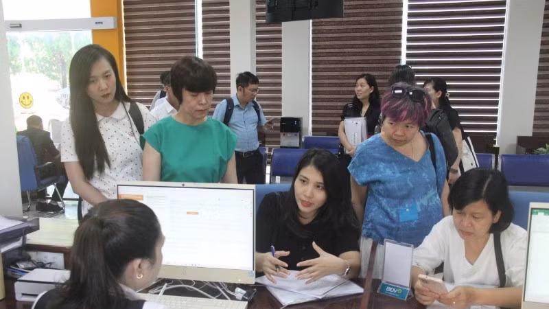 Cán bộ Trung tâm Phục vụ hành chính công tỉnh Gia Lai chia sẻ với đoàn công tác Bộ Khoa học và Công nghệ.